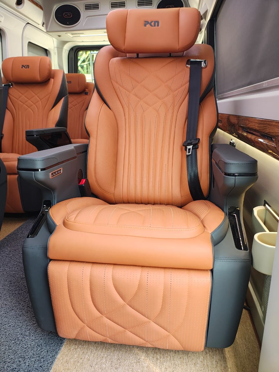 luxury tempo traveller per km rates